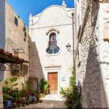 ...che accompagna lo sguardo all�ottocentesca chiesa dell�Addolorata, oggi sconsacrata